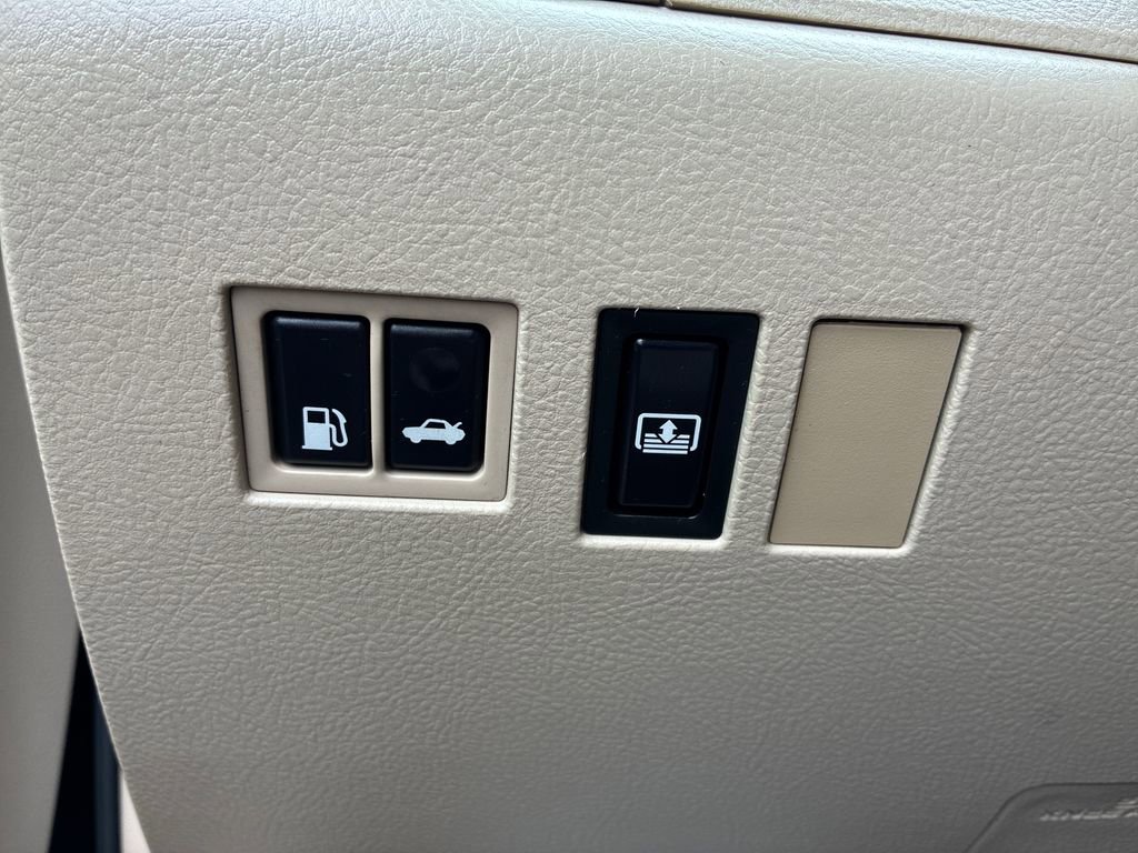 Used 2011 Toyota Avalon Limited image 29