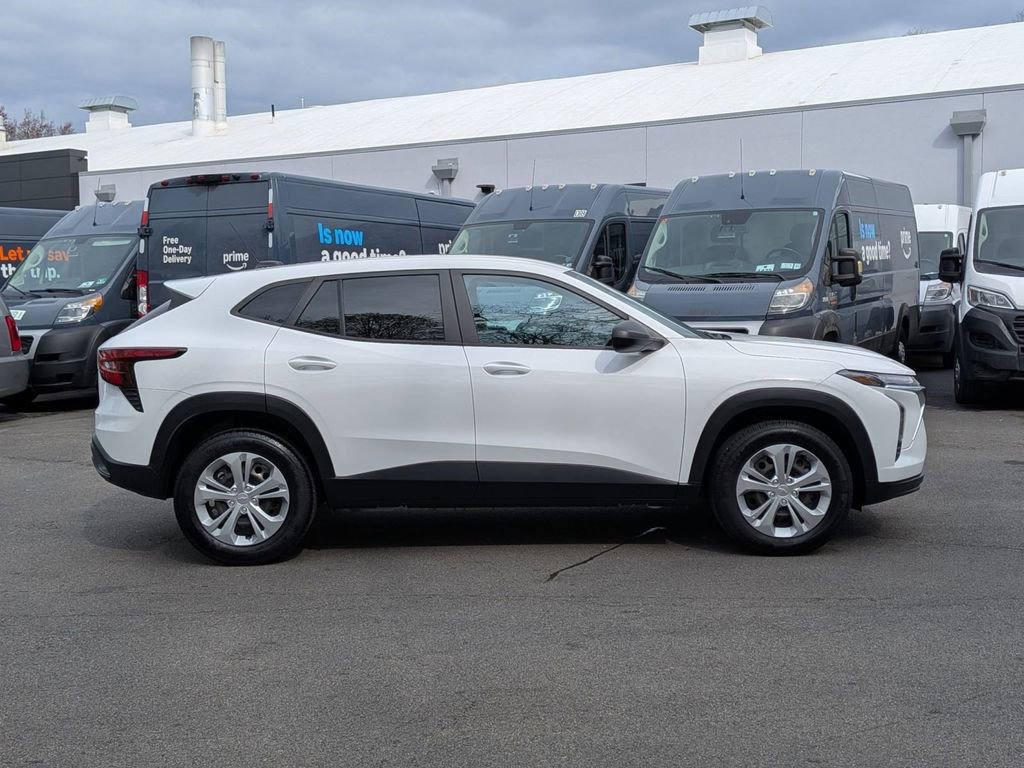 Used 2024 Chevrolet Trax LS FWD image 2