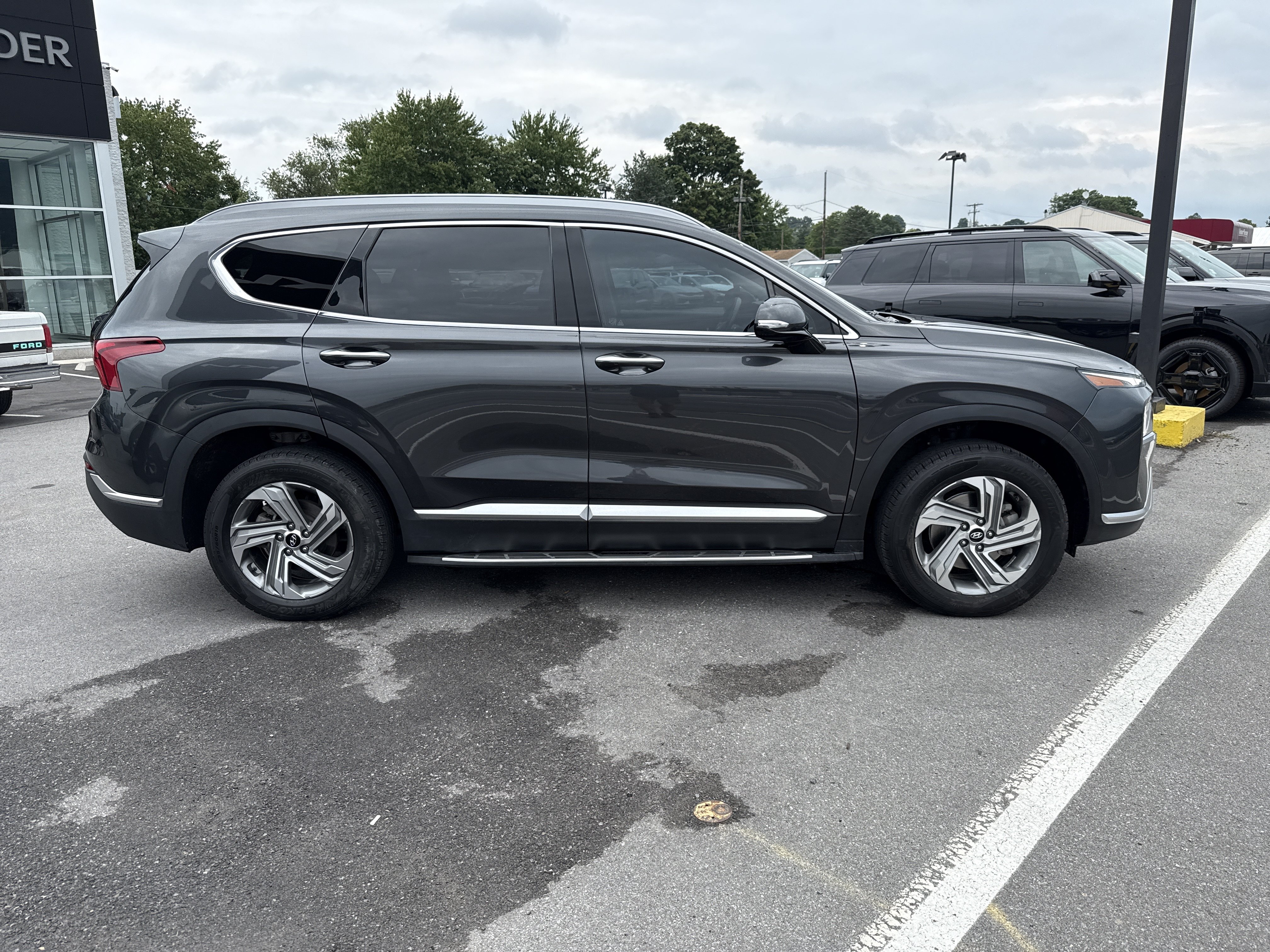 Used 2021 Hyundai Santa Fe SEL w/ Convenience + Premium Package AWD/4WD image 2