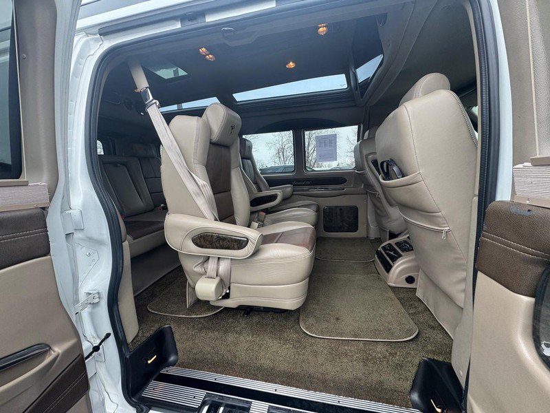 Used 2015 Chevrolet Express 2500 image 10