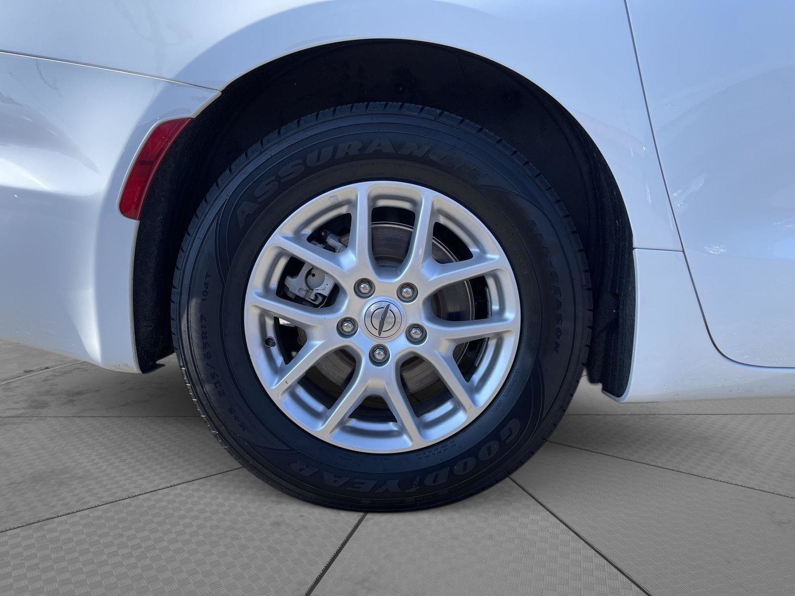 Used 2022 Chrysler Pacifica Touring-L FWD image 23
