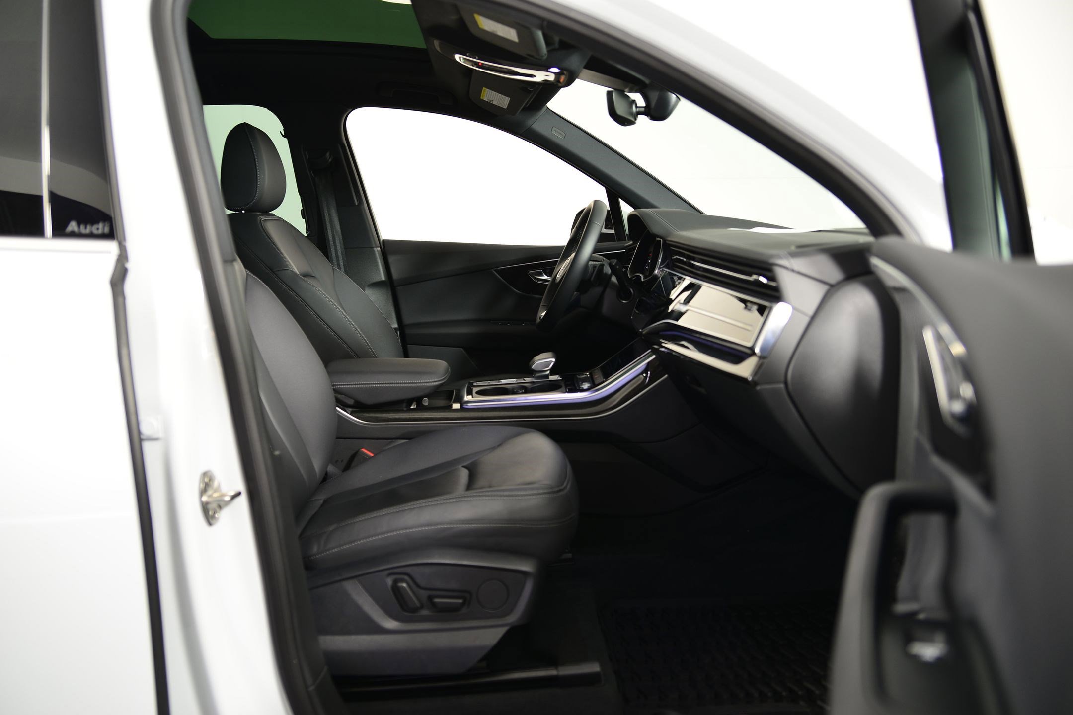 Used 2025 Audi Q7 Premium w/ Convenience Package image 18