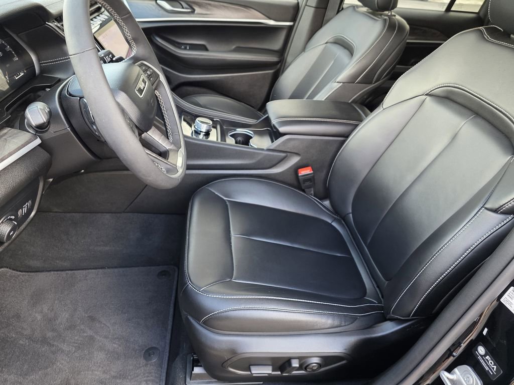 Used 2025 Jeep Grand Cherokee Limited w/ Black Appearance Package image 13