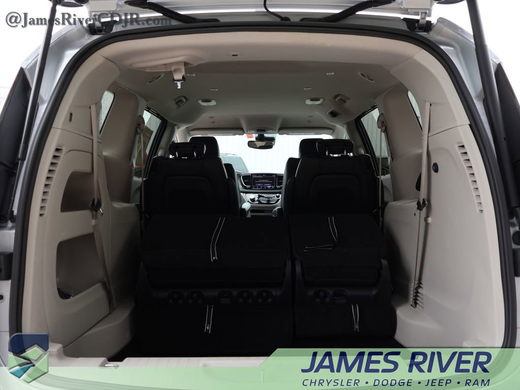 Used 2024 Chrysler Pacifica Touring-L image 14