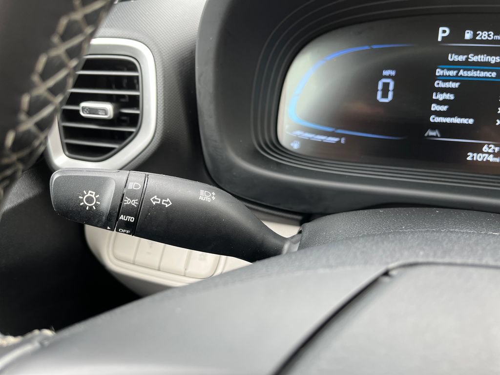Used 2025 Hyundai Venue SEL FWD image 20