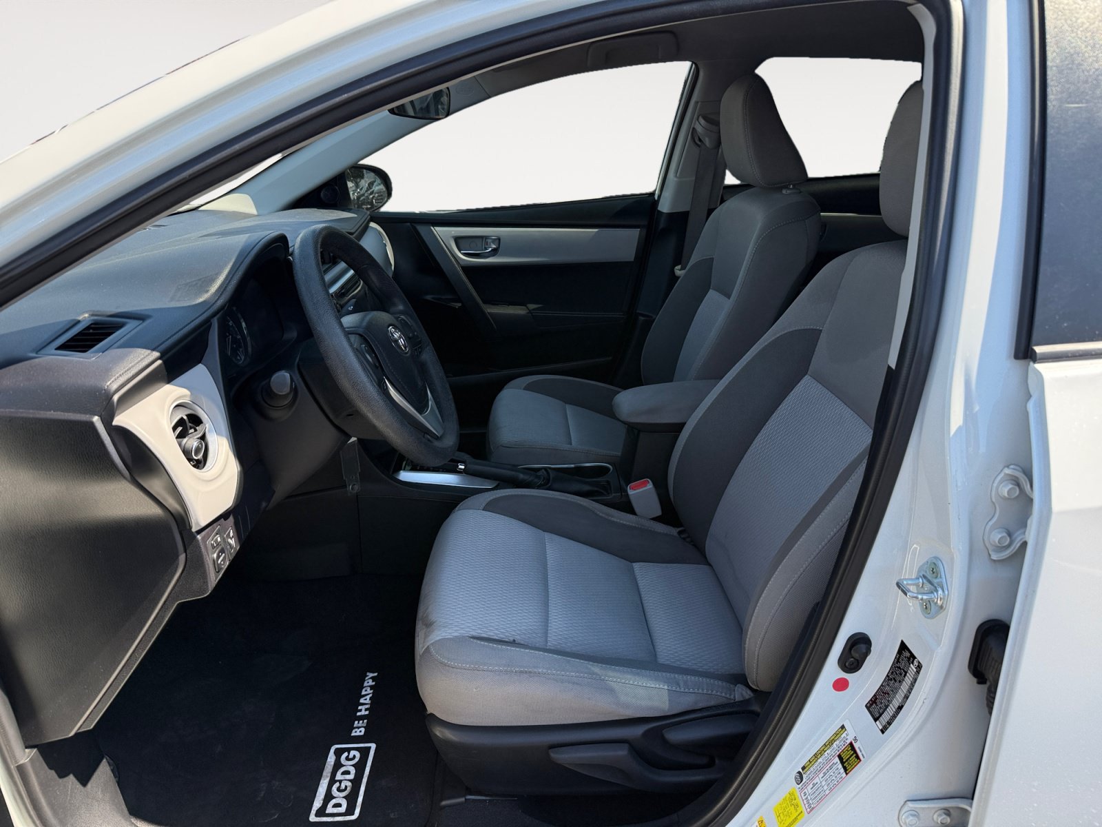Used 2017 Toyota Corolla LE w/ Carpet Mat Package (TMS) FWD image 10