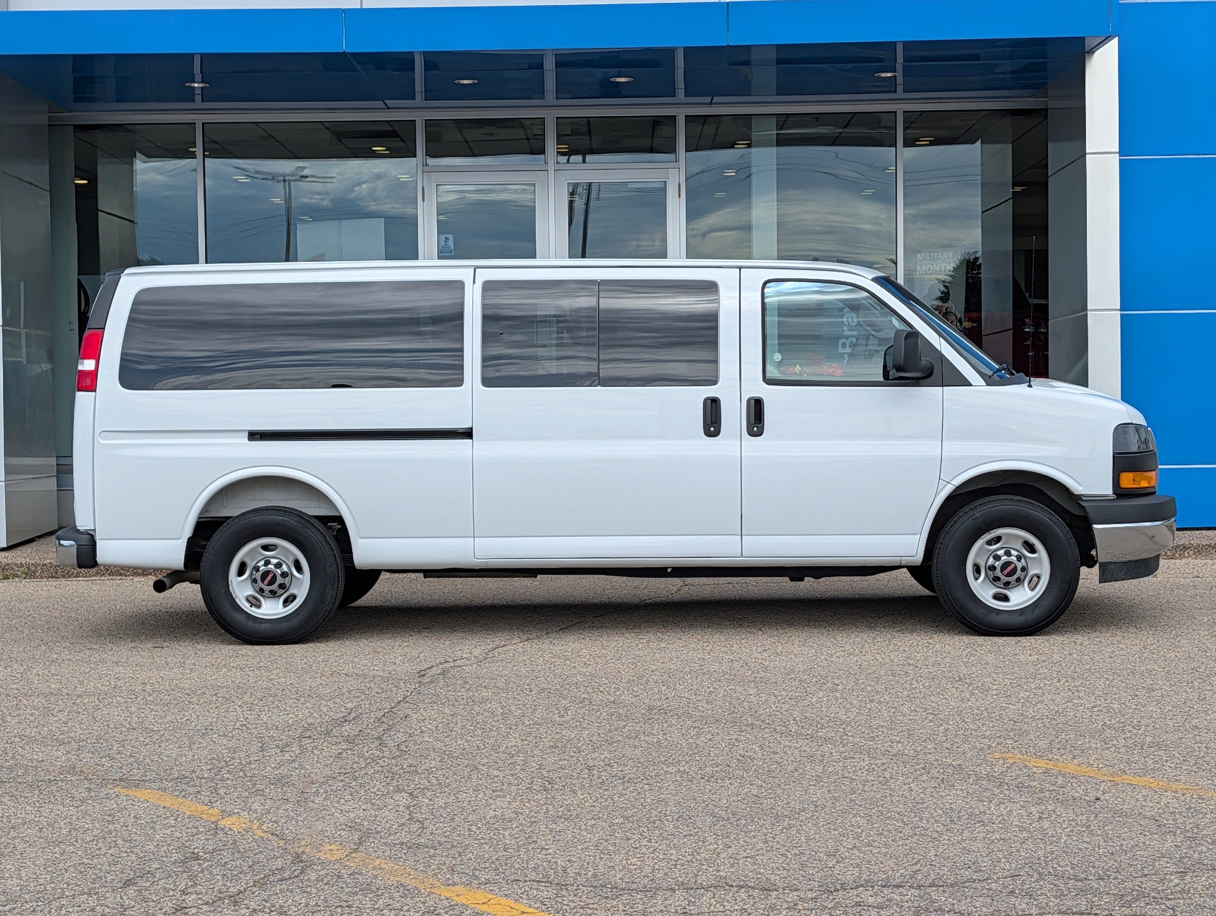 Certified 2025 GMC Savana 3500 LT w/ LT Preferred Equipment Group RWD image 2