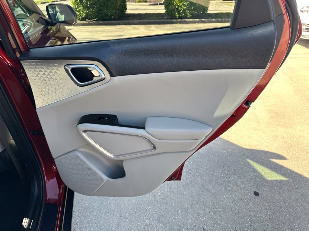 Used 2025 Kia Soul LX w/ LX Technology Package FWD image 31