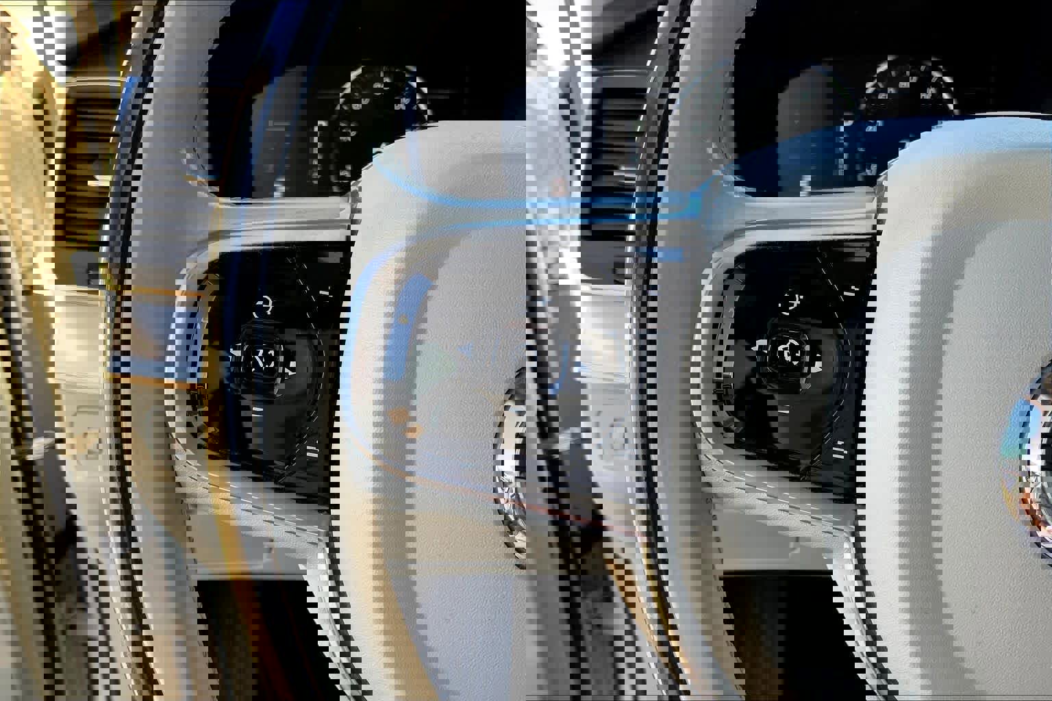 Used 2017 Volvo XC90 T5 Momentum w/ Vision Package image 23