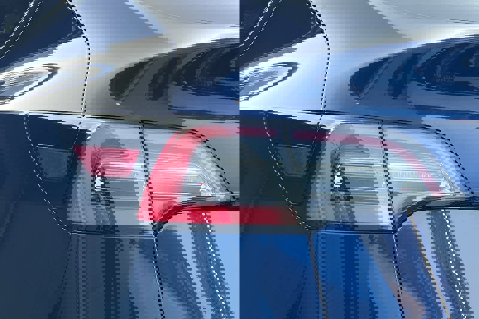 Used 2021 Tesla Model Y Standard Range image 17