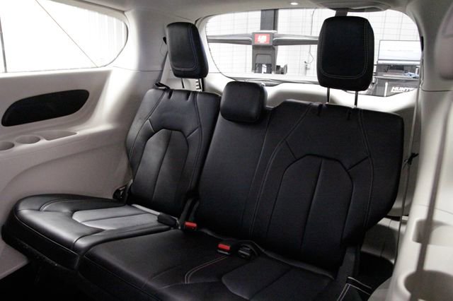 Used 2024 Chrysler Pacifica Touring-L image 18