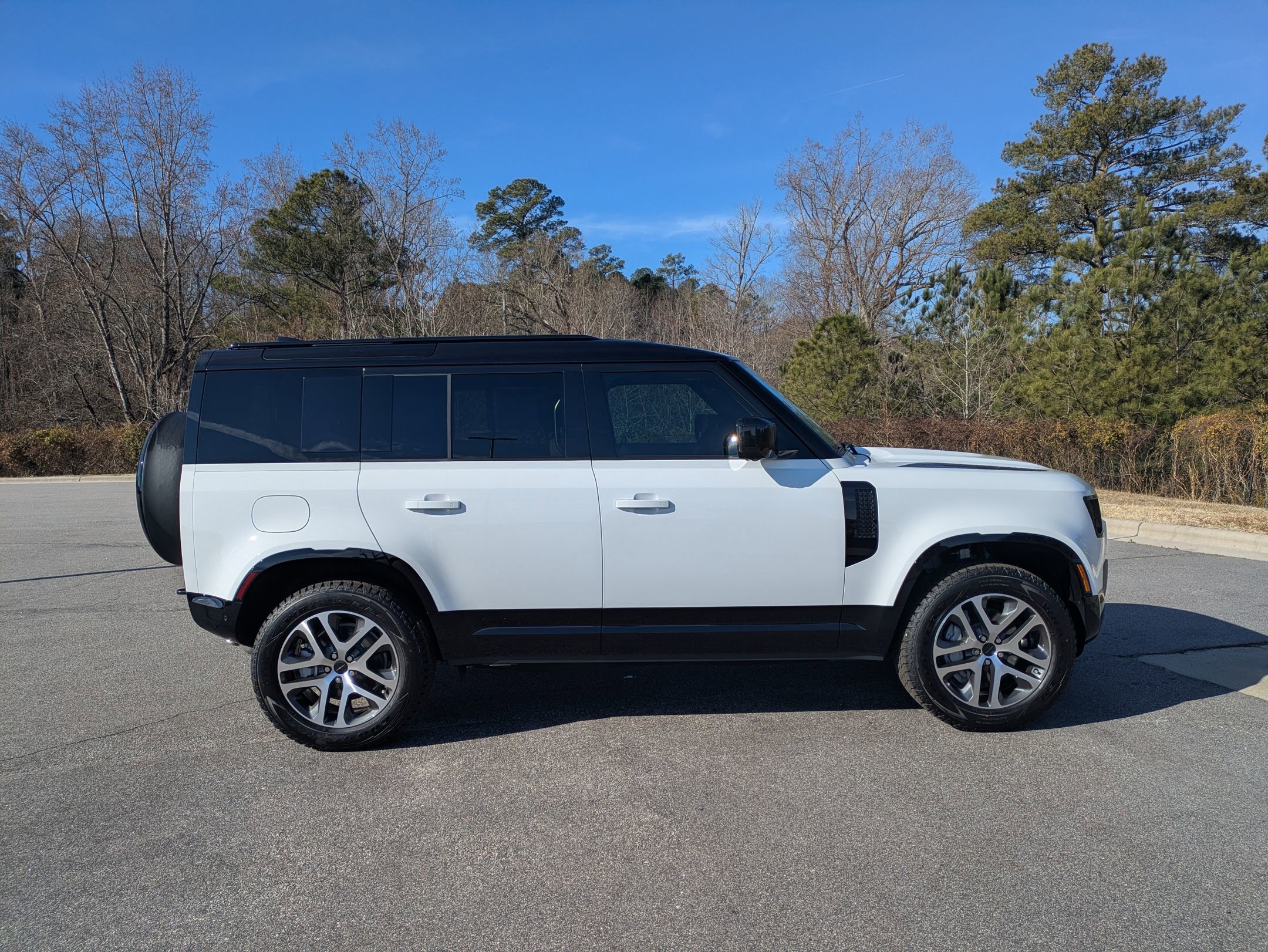 New 2026 Land Rover Defender 110 X-Dynamic SE image 4