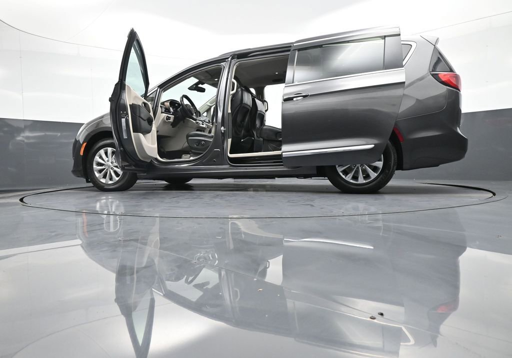 Used 2017 Chrysler Pacifica Touring-L image 49