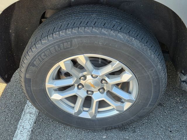 Used 2025 Chevrolet Suburban LT image 9