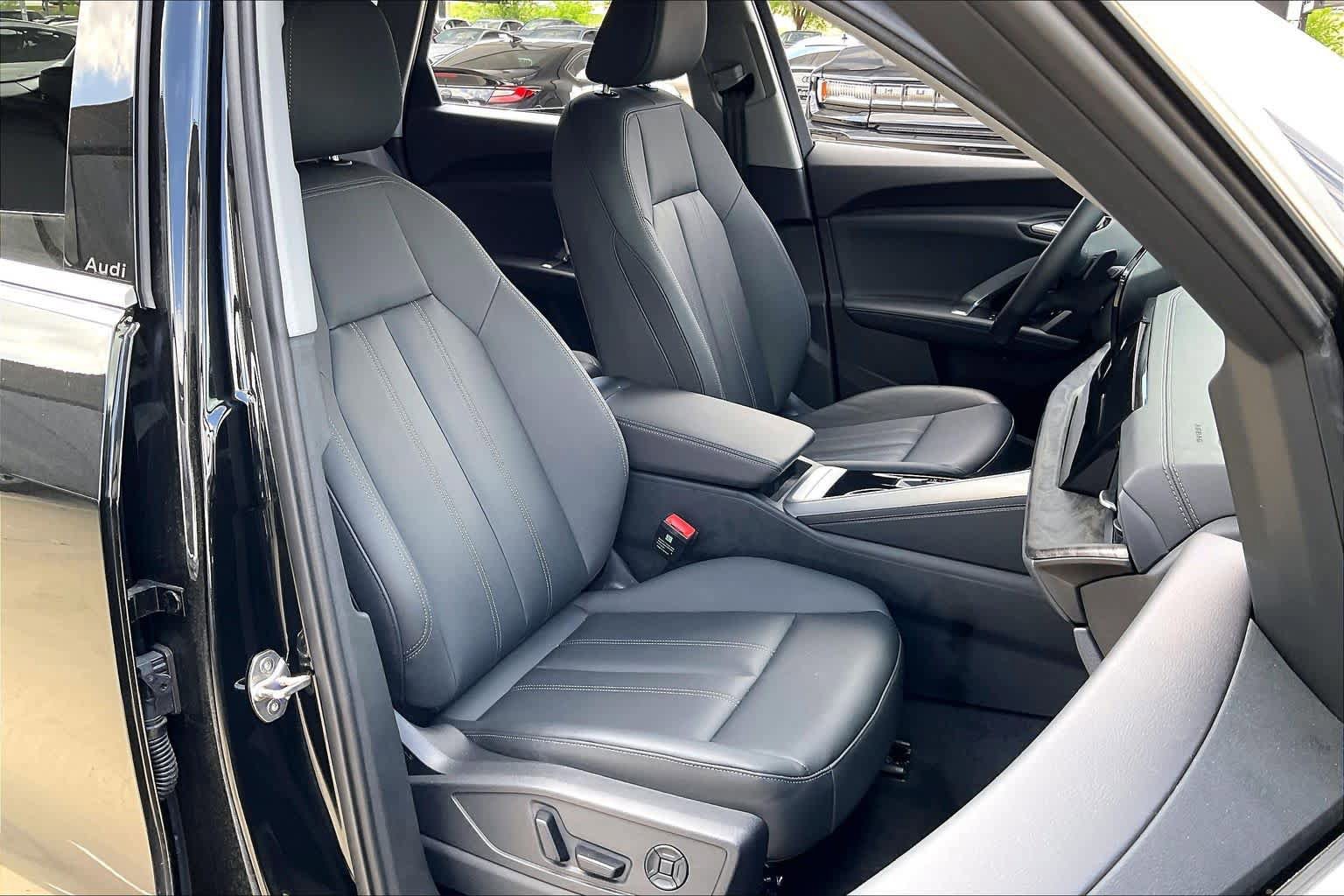 Used 2025 Audi Q5 Premium w/ Convenience Package image 9