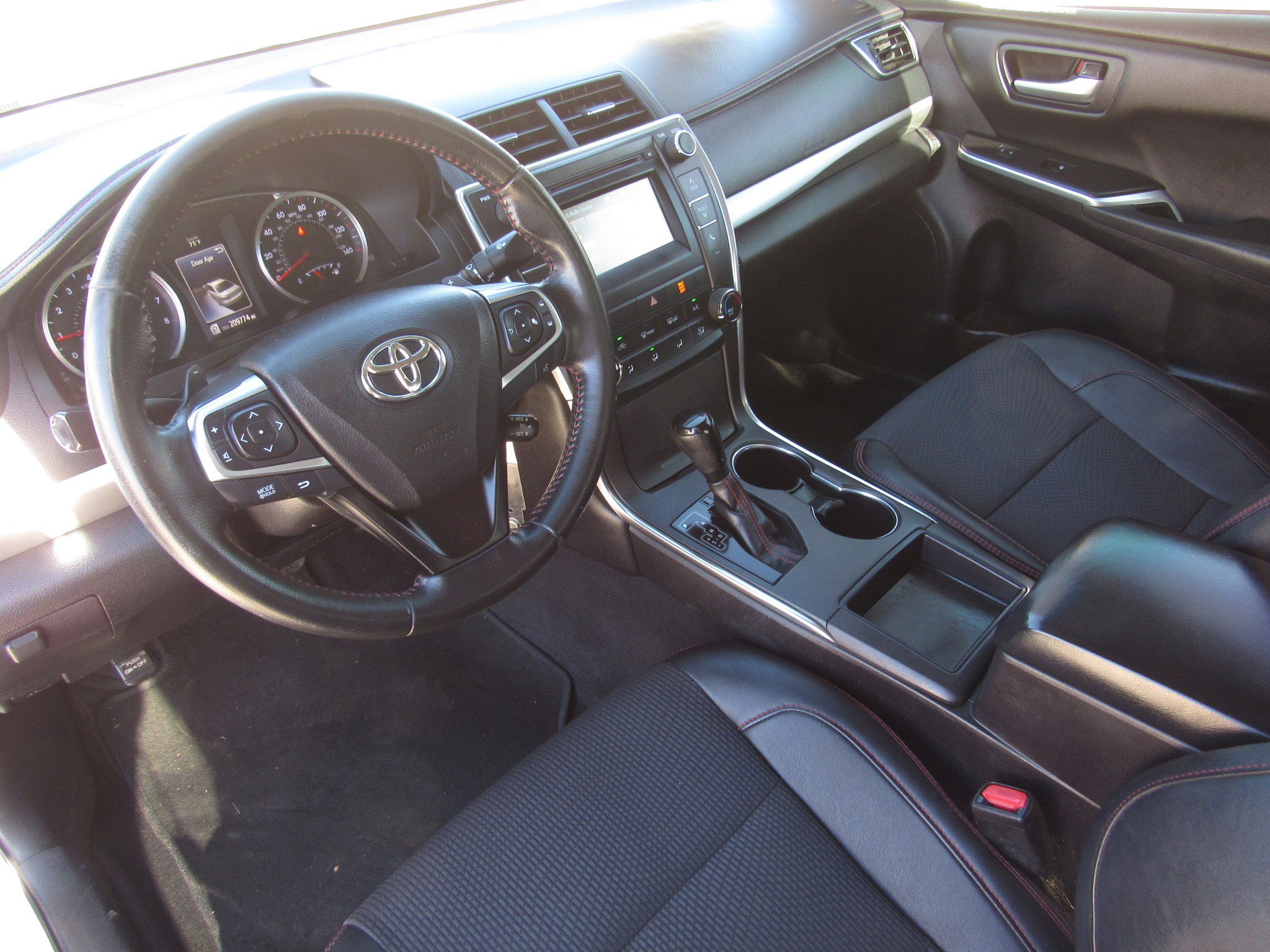Used 2016 Toyota Camry image 14