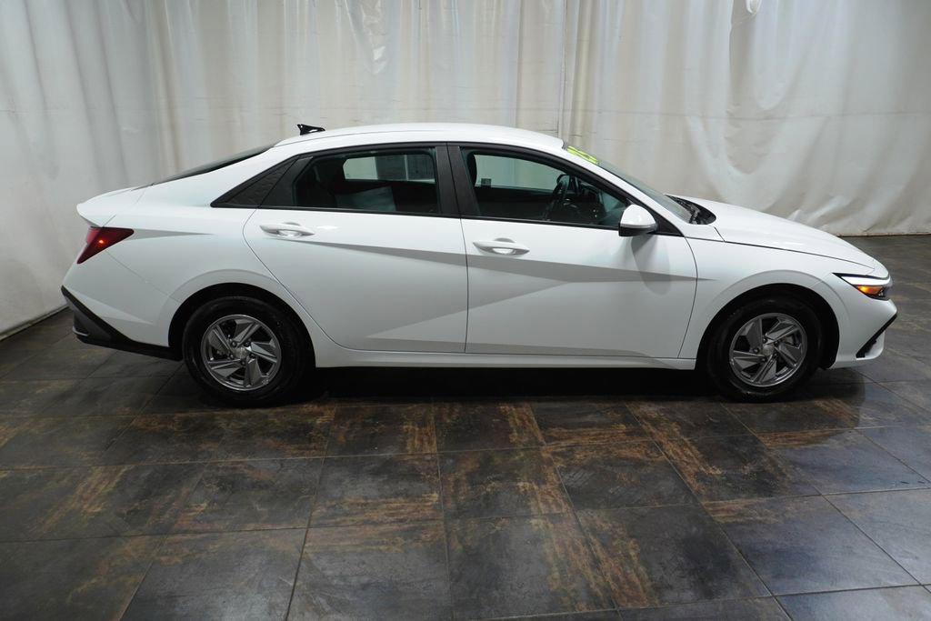 Certified 2025 Hyundai Elantra SE image 4
