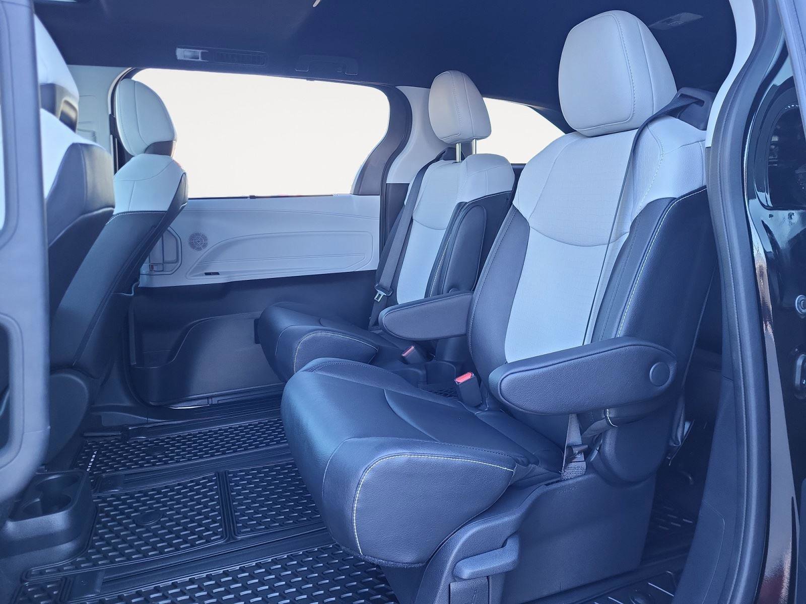 Used 2025 Toyota Sienna XSE image 20