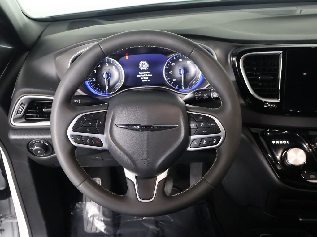 Used 2025 Chrysler Pacifica Select FWD image 38