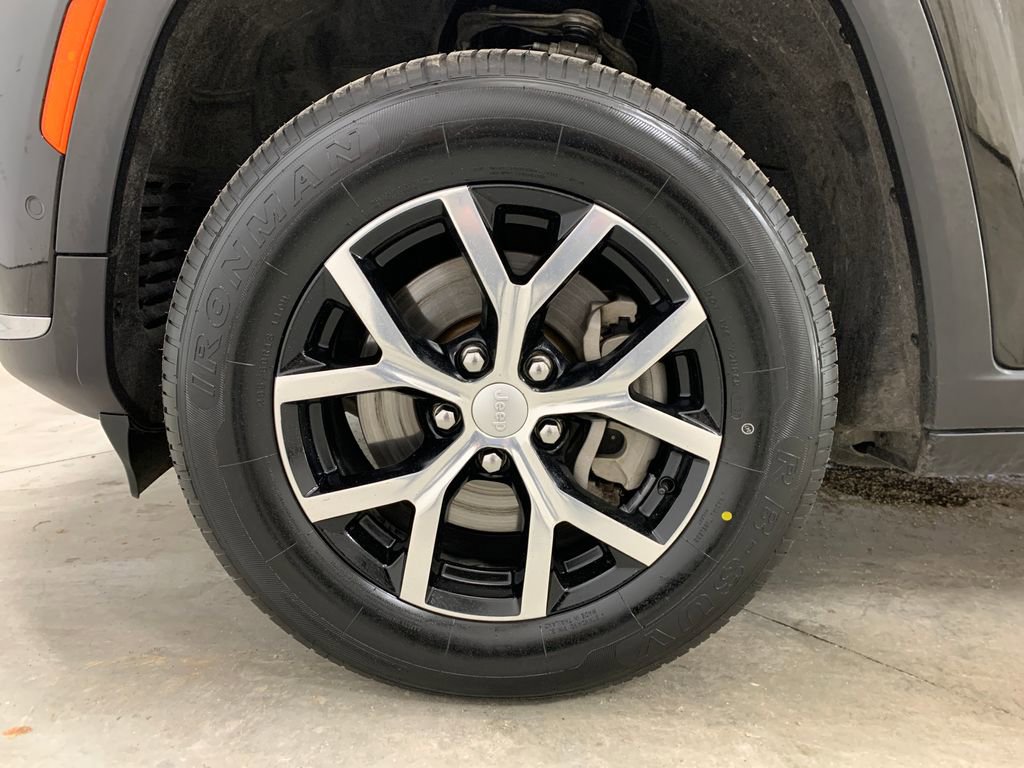 Used 2024 Jeep Grand Cherokee L Limited w/ Luxury Tech Group II image 2