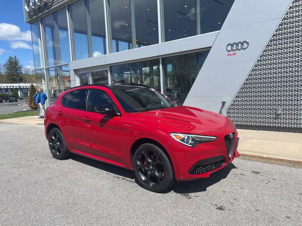 Used 2023 Alfa Romeo Stelvio Veloce AWD/4WD image 7