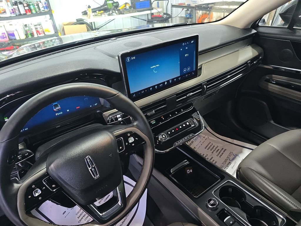 Used 2025 Lincoln Corsair AWD w/ Equipment Group 101A image 10