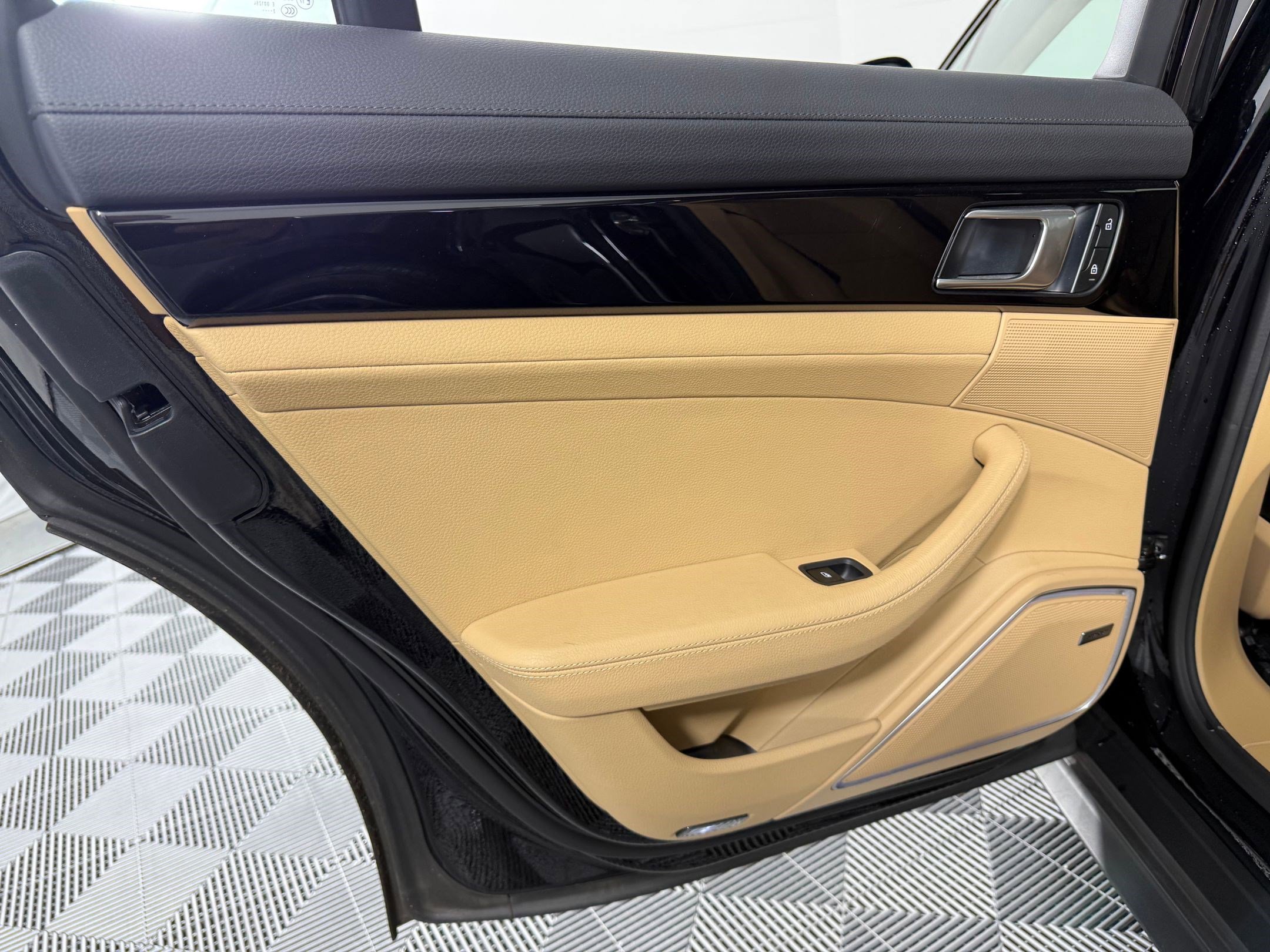 Used 2023 Porsche Panamera Platinum Edition image 17