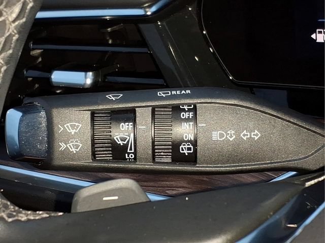 Used 2025 Chevrolet Suburban Z71 w/ Comfort Package AWD/4WD image 32