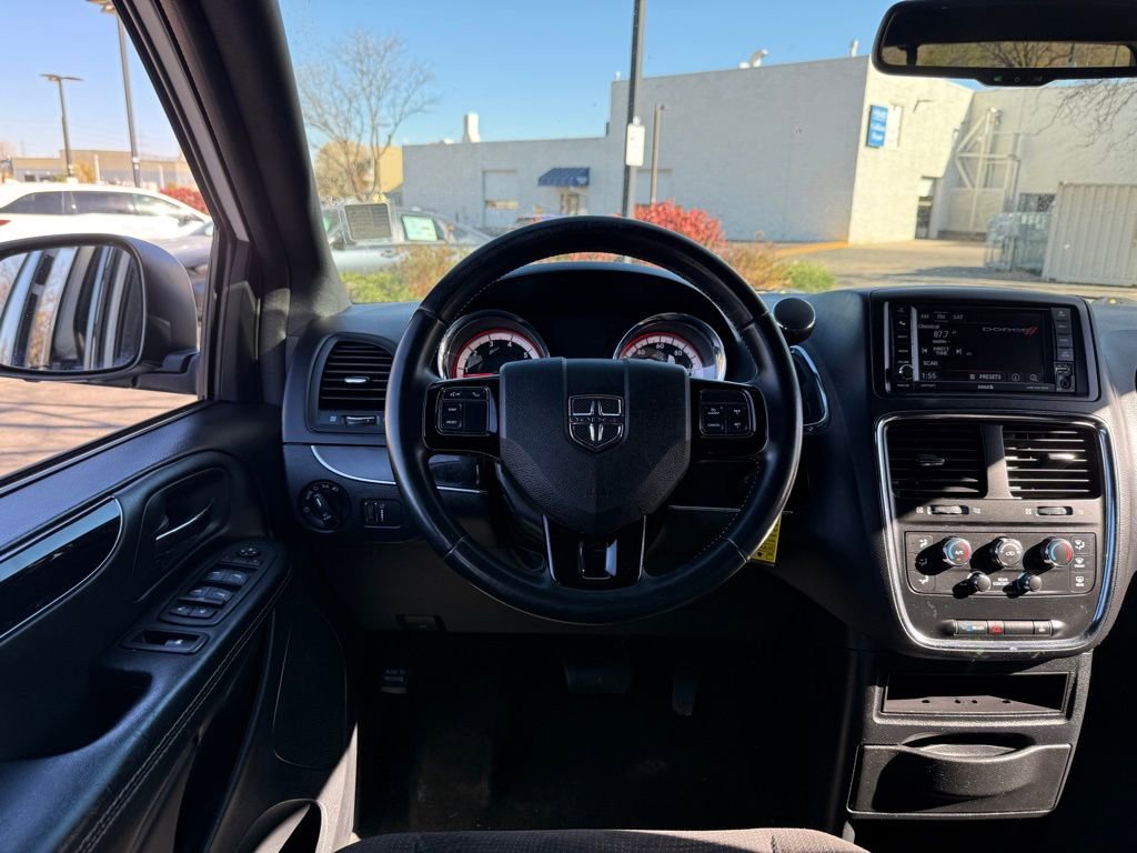 Used 2018 Dodge Grand Caravan SE image 2