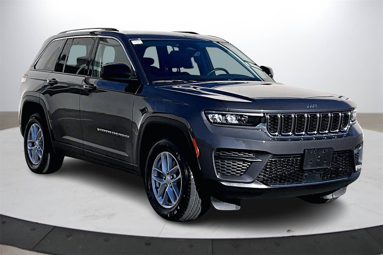 Used 2023 Jeep Grand Cherokee Laredo X image 2