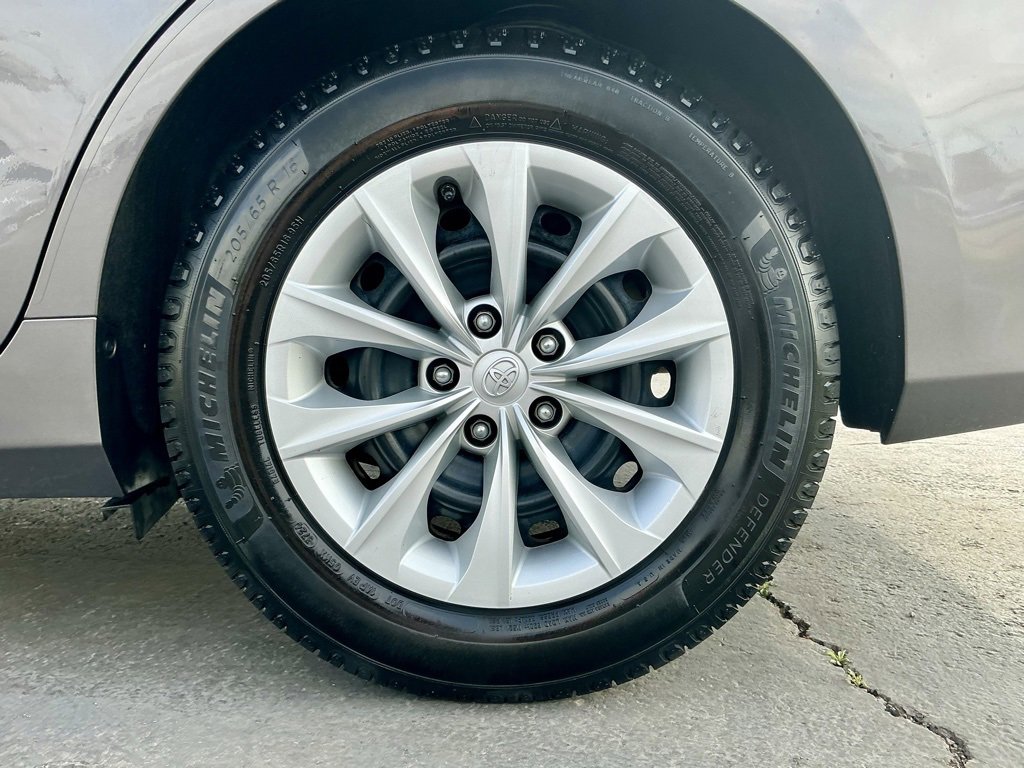 Used 2016 Toyota Camry LE image 22