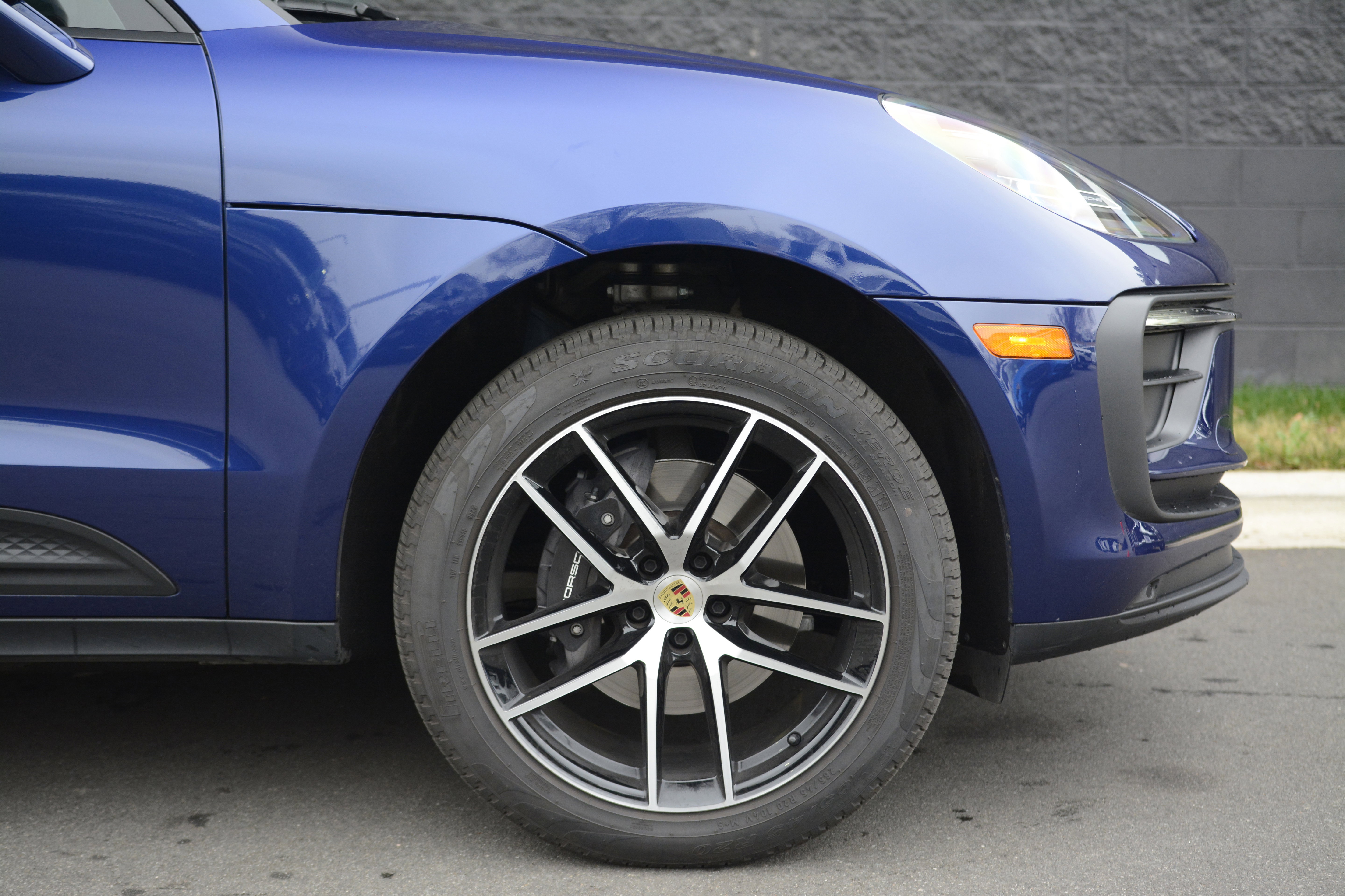 Certified 2025 Porsche Macan AWD/4WD image 11