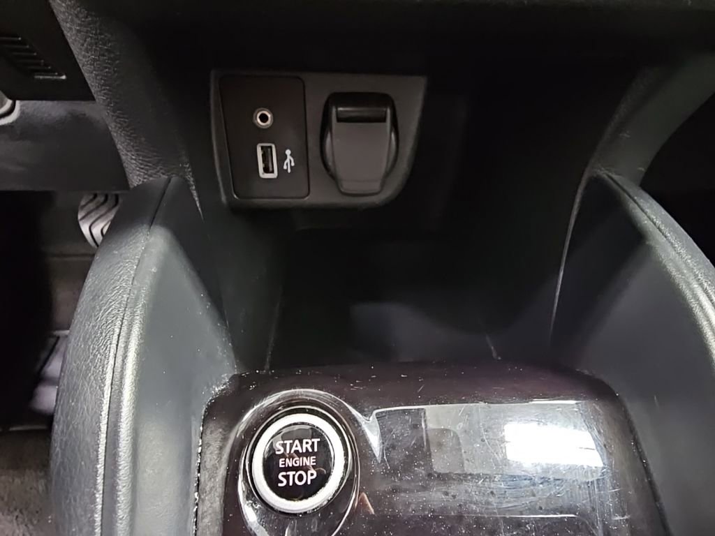 Used 2021 Nissan Versa SR w/ Convenience Package image 18