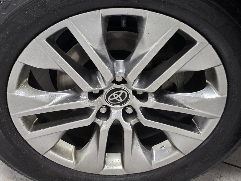 Used 2021 Toyota RAV4 XLE Premium image 8