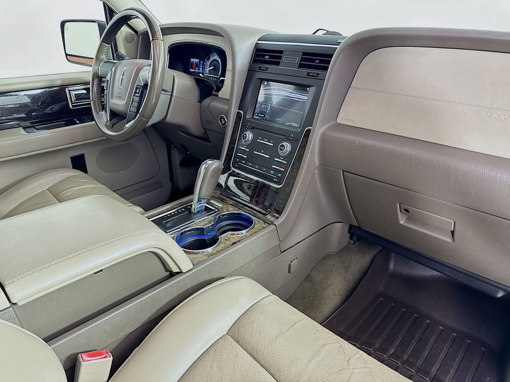 Used 2017 Lincoln Navigator Select RWD image 39