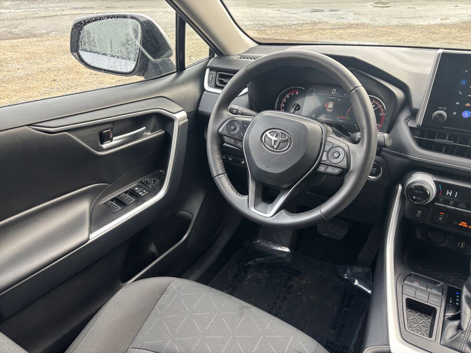 Used 2025 Toyota RAV4 XLE image 30