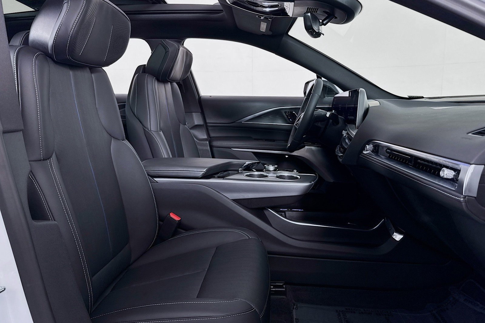 Used 2025 Cadillac Lyriq Luxury w/ LPO, Floor Liner Package AWD/4WD image 7