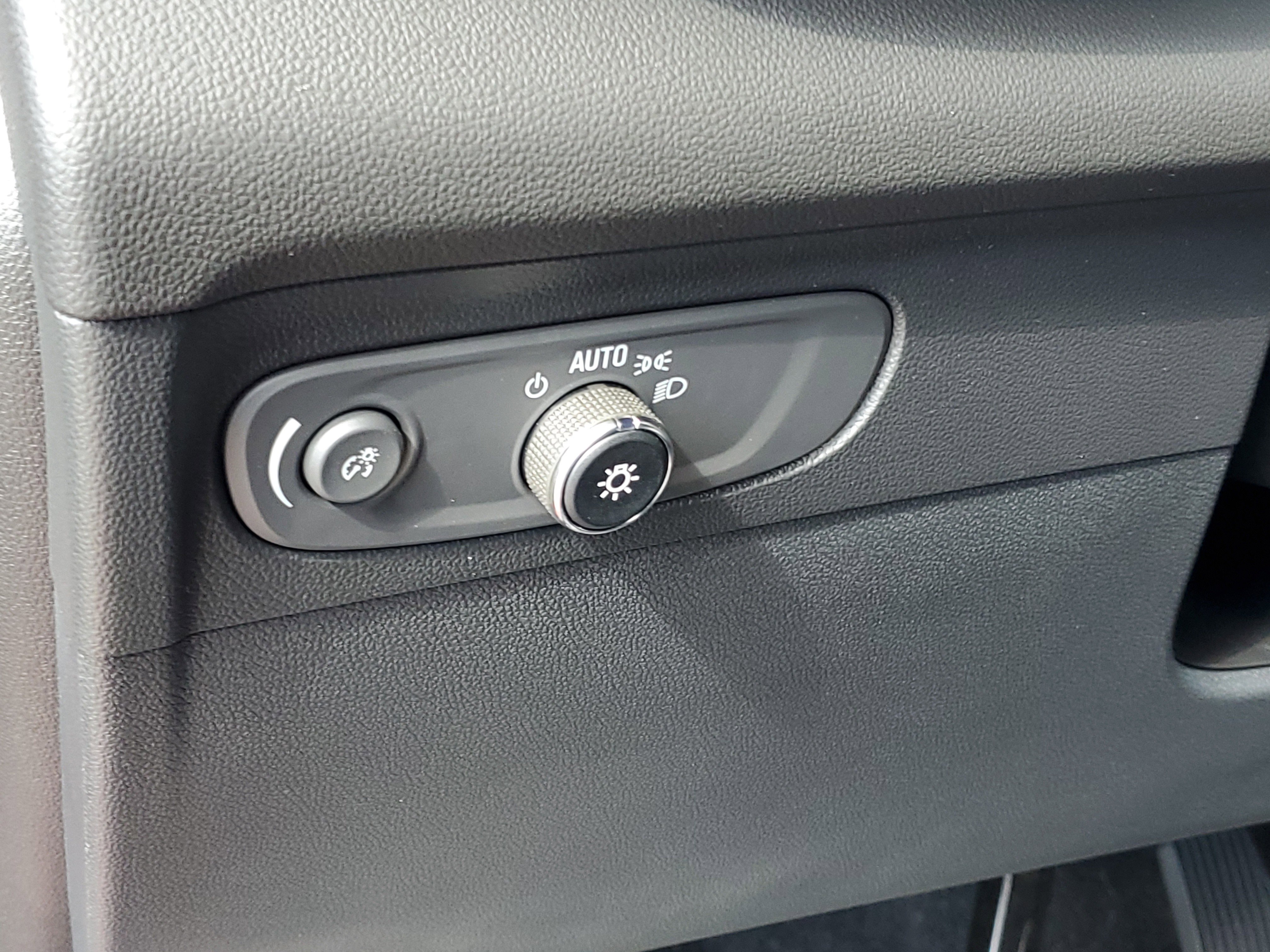 Used 2023 Buick Envision Essence image 29