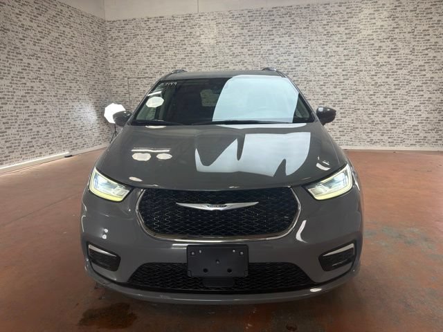 Used 2021 Chrysler Pacifica Touring-L FWD image 2