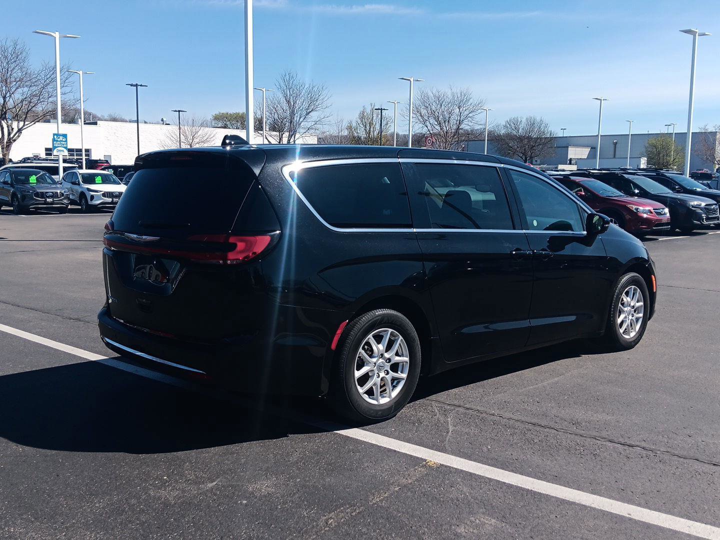 Used 2024 Chrysler Pacifica Touring-L FWD image 4