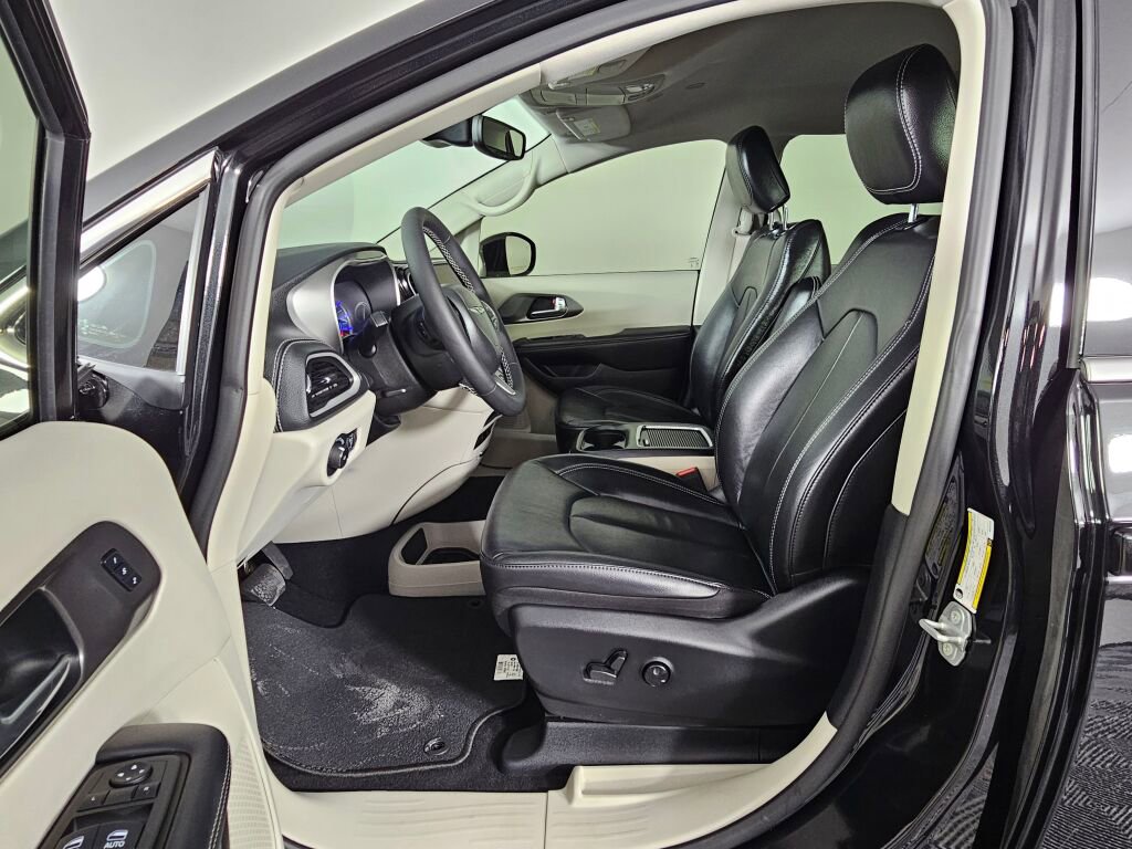 Used 2022 Chrysler Pacifica Touring-L image 20