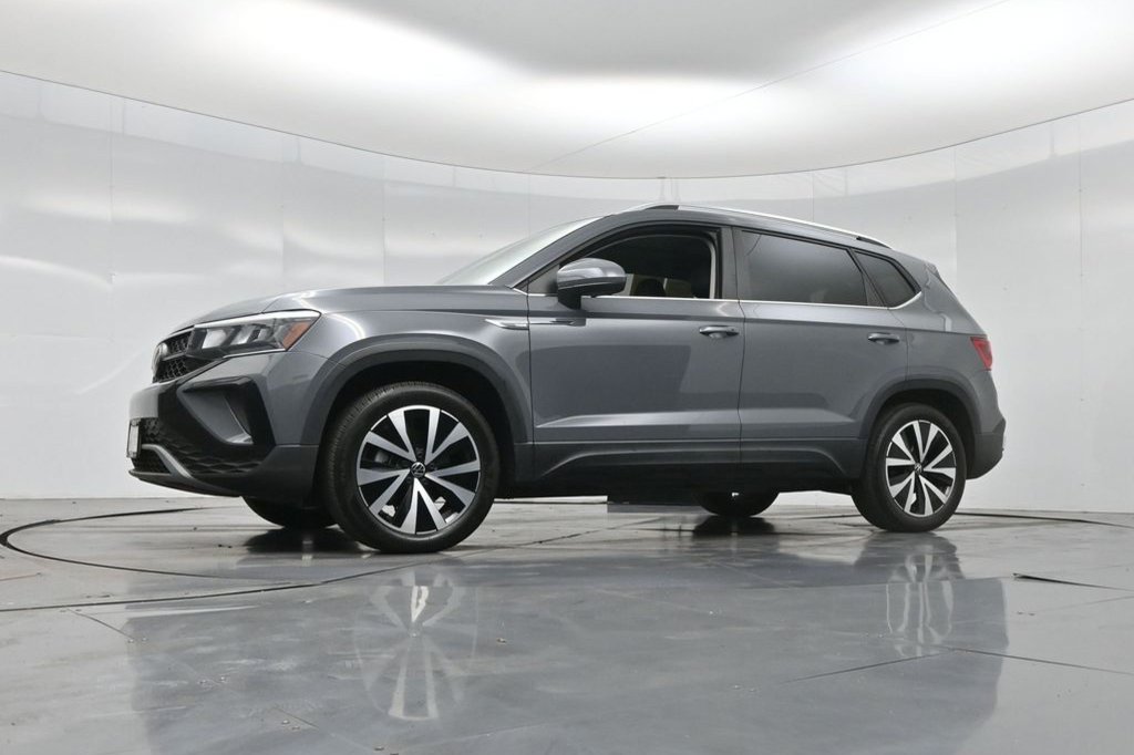 Used 2023 Volkswagen Taos SE w/ Panoramic Sunroof Package AWD/4WD image 23
