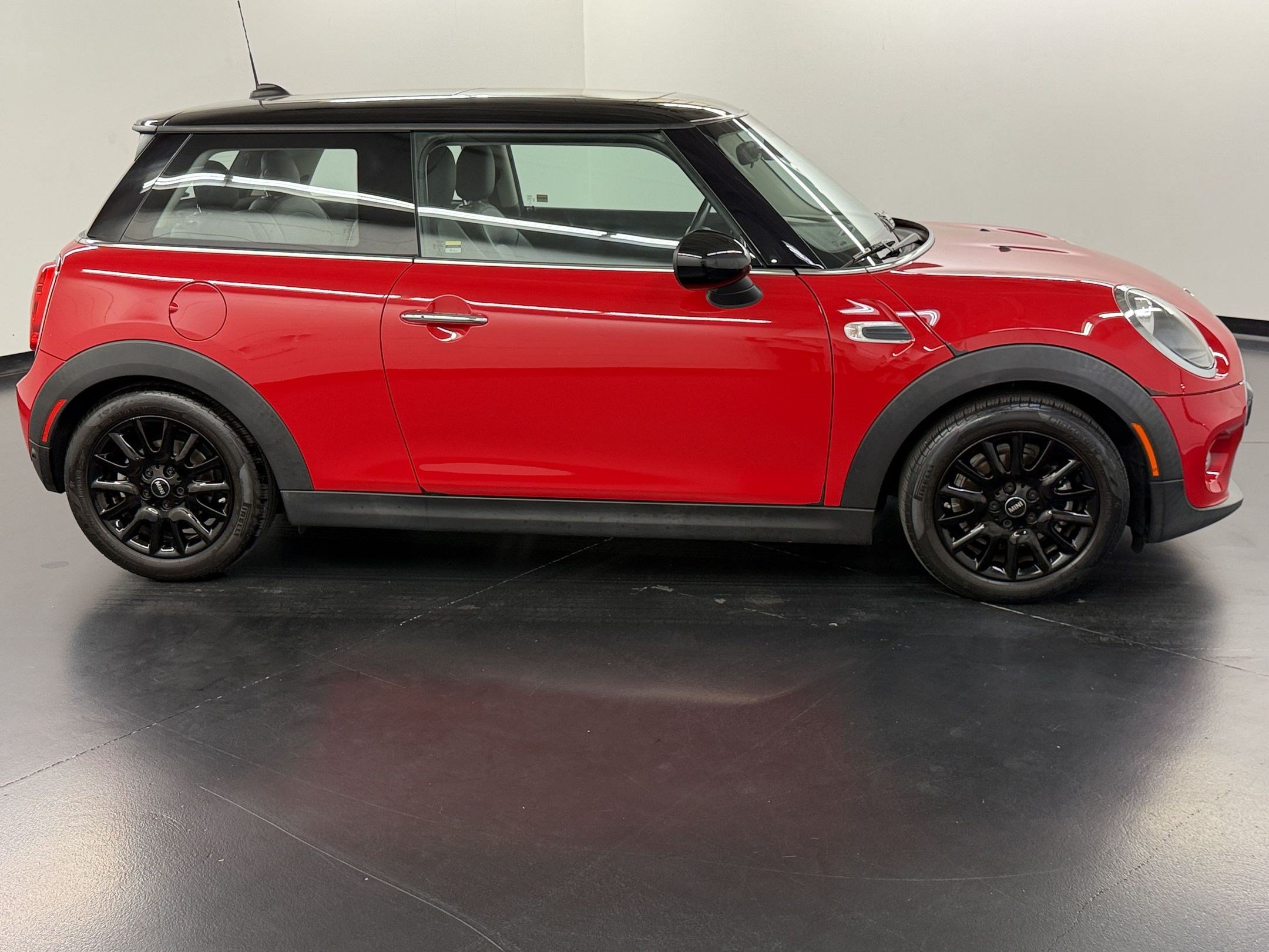Used 2019 MINI Cooper 2-Door Hardtop w/ Signature Upholstery Package FWD image 8