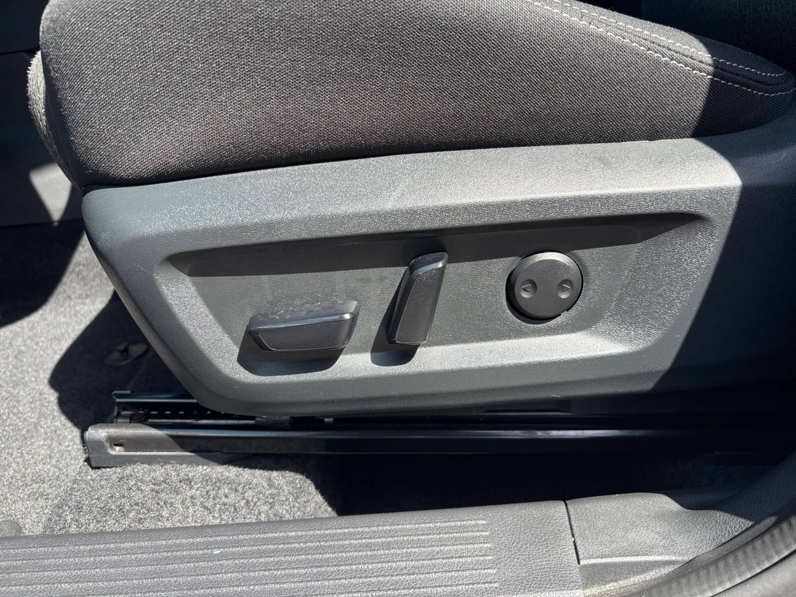 Used 2025 Nissan Rogue SV FWD image 22