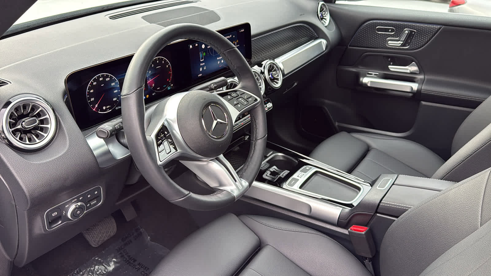 Used 2025 Mercedes-Benz GLB 250 4MATIC image 28