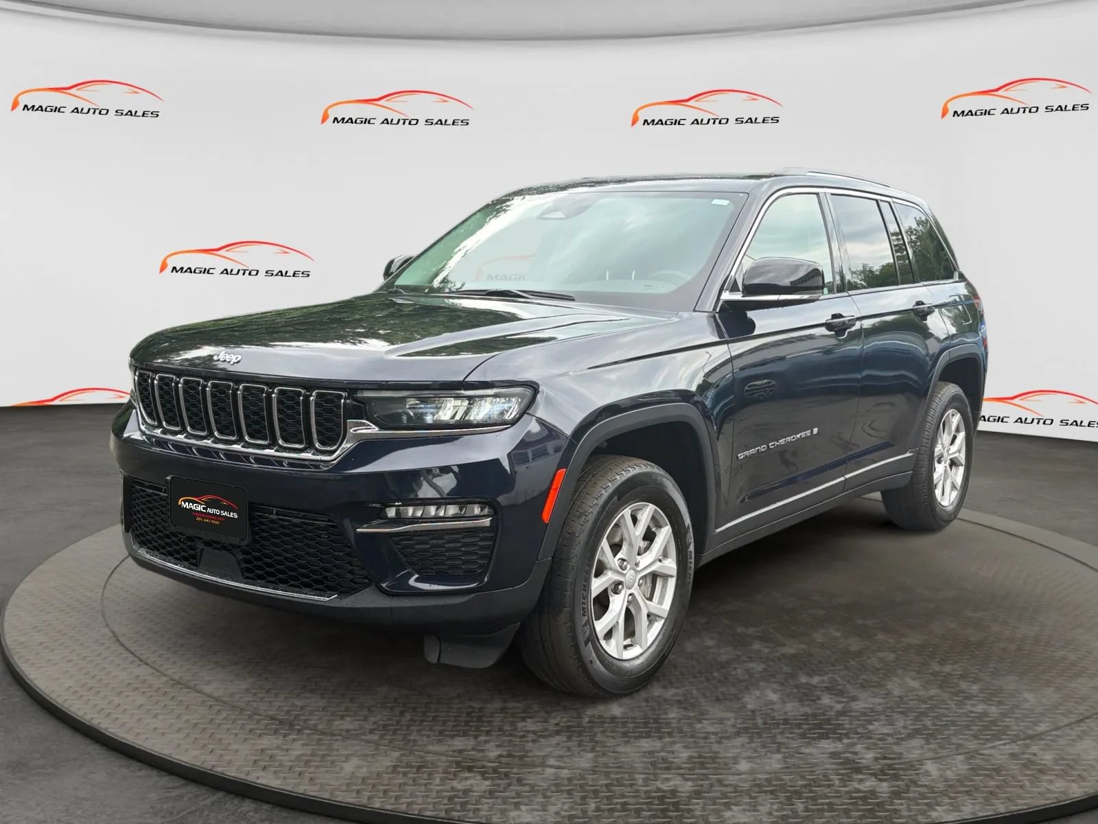 Used 2023 Jeep Grand Cherokee Limited AWD/4WD image 1