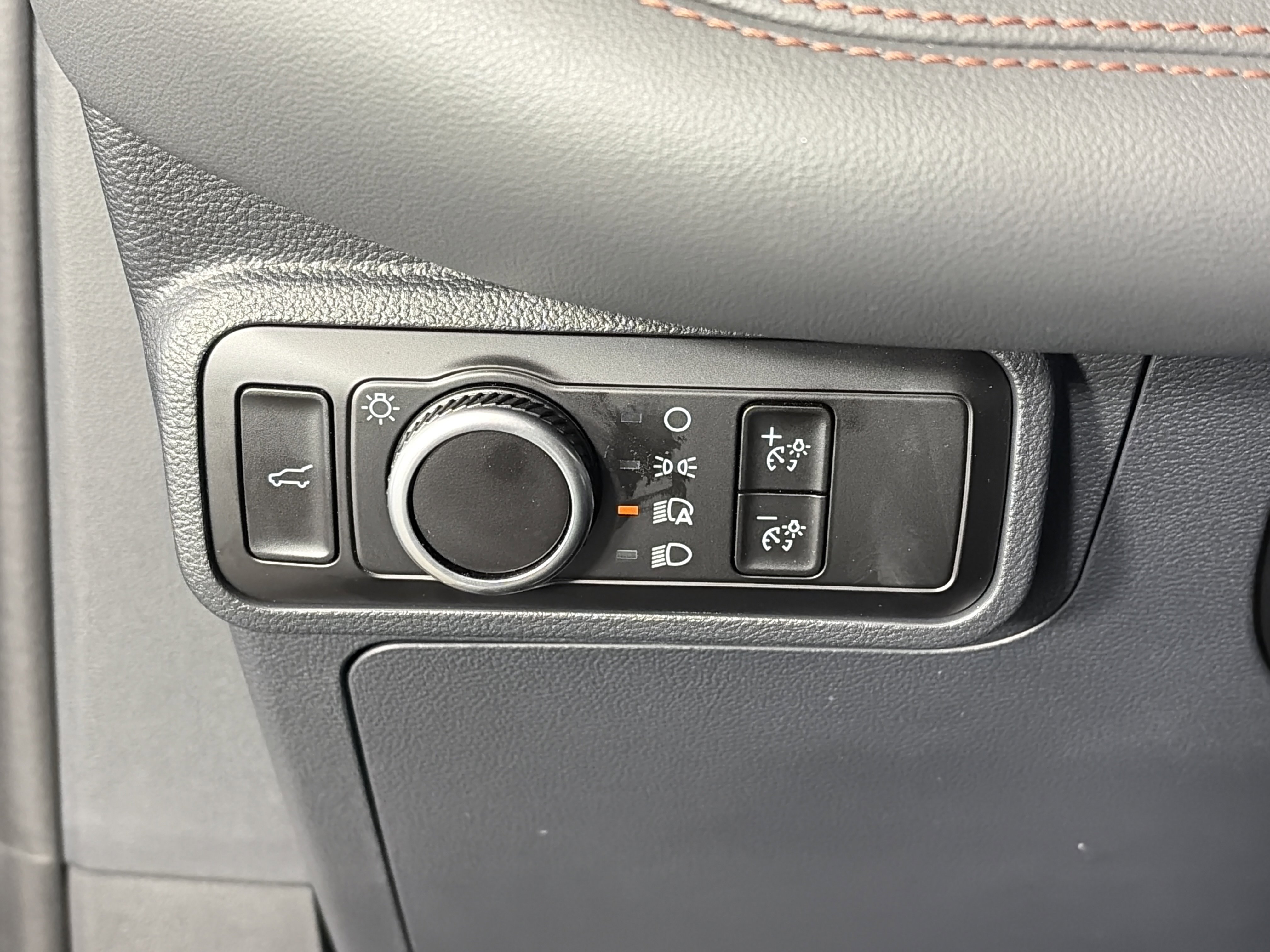 Used 2025 Ford Explorer Active image 33