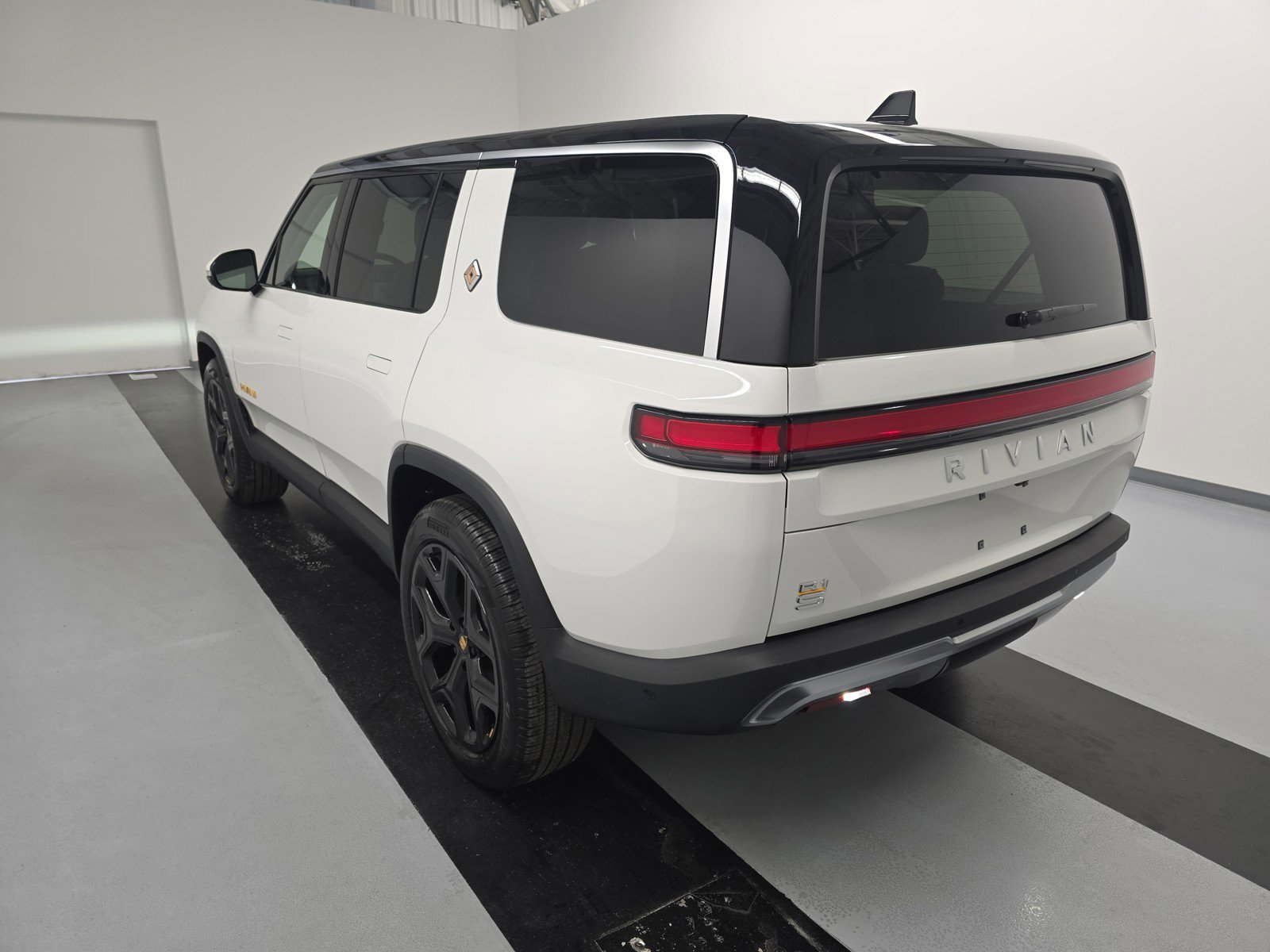 Used 2024 Rivian R1S Adventure image 3