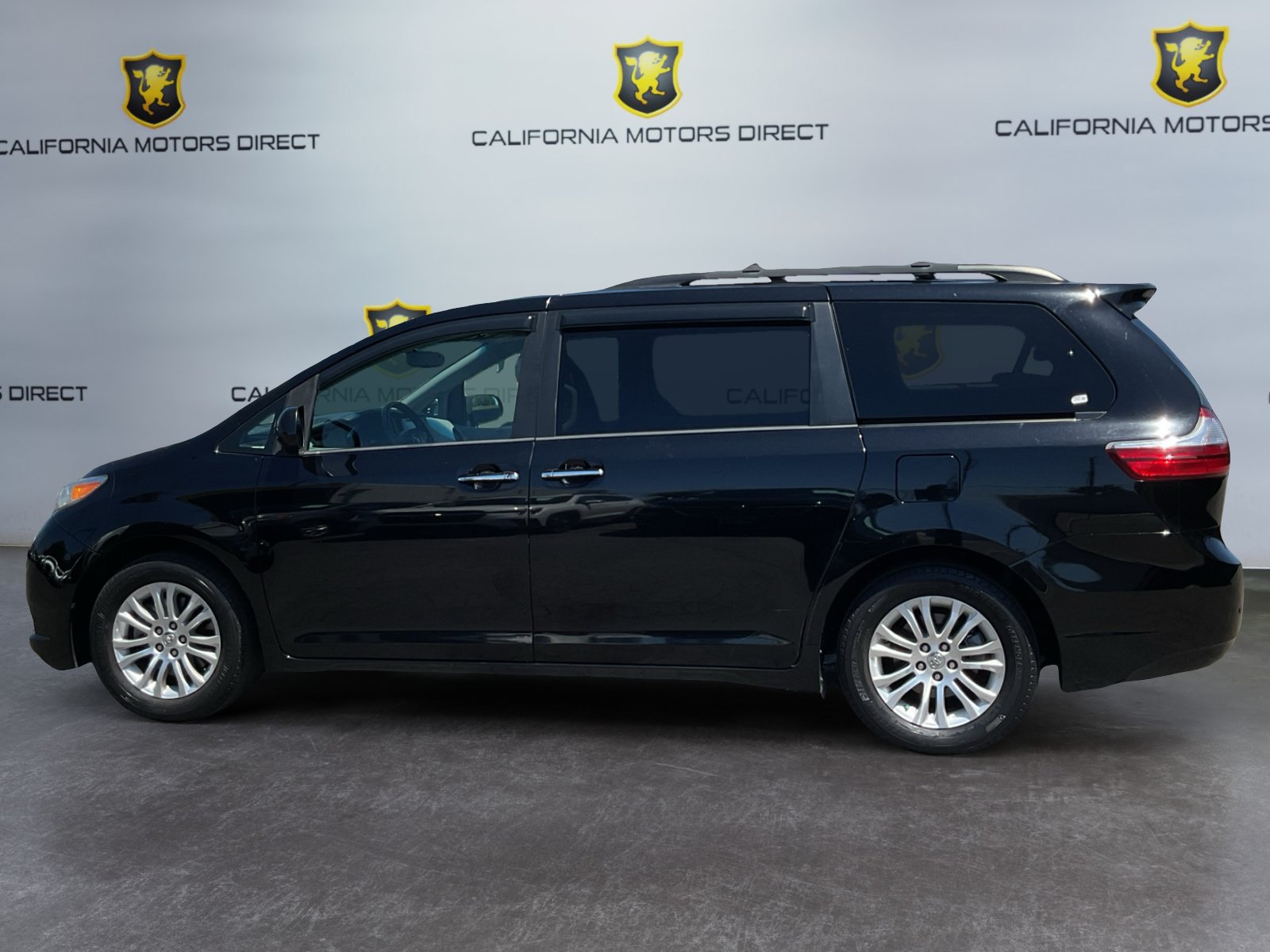 Used 2017 Toyota Sienna XLE w/ XLE Navigation Package FWD image 8