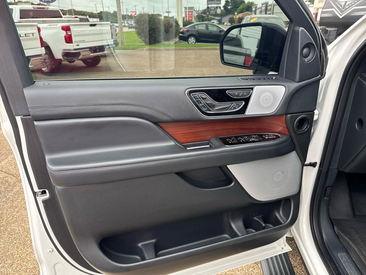 Used 2023 Lincoln Navigator Reserve AWD/4WD image 15